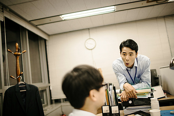 포토 JPG 남자 실내 서기 앉기 정장 상반신 성인 두명 앞모습 뒷모습 30대 사무실 한국인 짜증 비즈니스맨 상사 꾸지람 심술 괴로움 긴장 야근 입내밀기 성인남자만 국내포토 옷 감정 뷰포인트 비즈니스 모션 사람 동양인 내부 장년 업무 직장인 체벌 남자만 성인만 파일형식