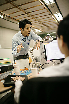 포토 JPG 남자 실내 서기 앉기 정장 상반신 성인 두명 앞모습 뒷모습 30대 사무실 한국인 짜증 비즈니스맨 상사 꾸지람 심술 괴로움 긴장 야근 성인남자만 국내포토 옷 감정 뷰포인트 비즈니스 모션 사람 동양인 내부 장년 업무 직장인 체벌 남자만 성인만 파일형식