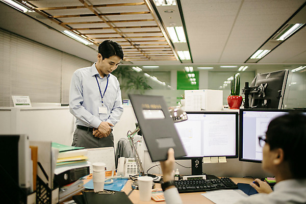 포토 JPG 남자 실내 서기 앉기 정장 상반신 성인 두명 앞모습 뒷모습 30대 사무실 한국인 짜증 비즈니스맨 상사 꾸지람 심술 괴로움 긴장 결재판 야근 성인남자만 국내포토 옷 감정 뷰포인트 비즈니스 모션 사람 동양인 내부 장년 업무 직장인 체벌 결재 남자만 성인만 파일형식