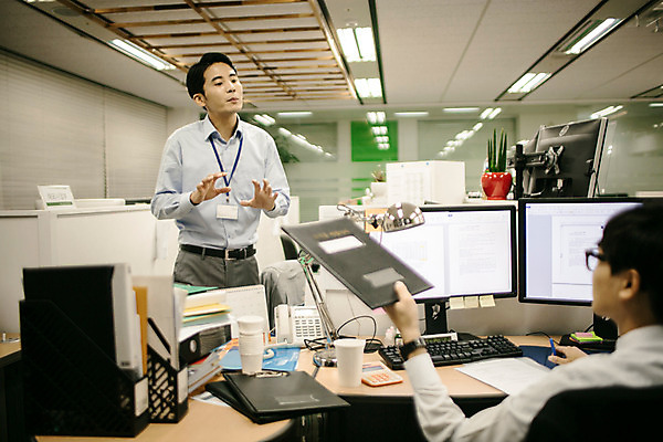 포토 JPG 남자 실내 서기 앉기 정장 상반신 성인 두명 앞모습 뒷모습 30대 사무실 한국인 짜증 비즈니스맨 상사 꾸지람 심술 괴로움 긴장 결재판 야근 성인남자만 국내포토 옷 감정 뷰포인트 비즈니스 모션 사람 동양인 내부 장년 업무 직장인 체벌 결재 남자만 성인만 파일형식