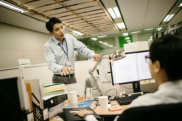 포토 JPG 남자 실내 서기 앉기 정장 상반신 성인 두명 앞모습 뒷모습 30대 사무실 한국인 짜증 비즈니스맨 상사 꾸지람 심술 괴로움 긴장 야근 성인남자만 국내포토 옷 감정 뷰포인트 비즈니스 모션 사람 동양인 내부 장년 업무 직장인 체벌 남자만 성인만 파일형식
