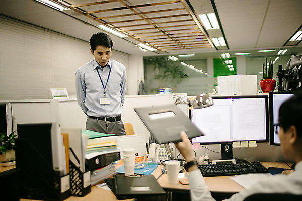 포토 JPG 남자 실내 서기 앉기 정장 상반신 성인 두명 앞모습 뒷모습 30대 사무실 한국인 짜증 비즈니스맨 상사 꾸지람 심술 괴로움 긴장 결재판 야근 성인남자만 국내포토 옷 감정 뷰포인트 비즈니스 모션 사람 동양인 내부 장년 업무 직장인 체벌 결재 남자만 성인만 파일형식