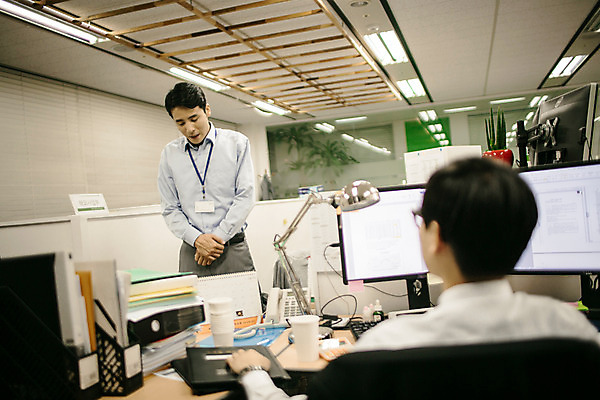 포토 JPG 남자 실내 서기 앉기 정장 상반신 성인 두명 앞모습 뒷모습 30대 사무실 한국인 짜증 비즈니스맨 상사 꾸지람 심술 괴로움 긴장 야근 성인남자만 국내포토 옷 감정 뷰포인트 비즈니스 모션 사람 동양인 내부 장년 업무 직장인 체벌 남자만 성인만 파일형식