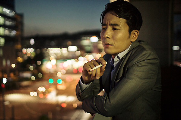 포토 JPG 남자 여유 난간 휴식 흡연 담배 한명 정장 상반신 성인 야외 옆모습 30대 기댐 한국인 발코니 도시 비즈니스맨 야간 성인남자한명만 장년남자한명만 국내포토 자연요소 1 옷 감정 뷰포인트 컨셉 비즈니스 모션 사람 동양인 장년 직장인 남자한명만 성인남자만 장년남자만 파일형식