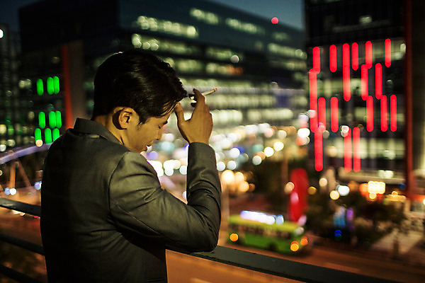 포토 JPG 남자 여유 난간 휴식 흡연 담배 한명 정장 상반신 성인 야외 옆모습 30대 기댐 한국인 발코니 도시 비즈니스맨 야간 성인남자한명만 장년남자한명만 국내포토 자연요소 1 옷 감정 뷰포인트 컨셉 비즈니스 모션 사람 동양인 장년 직장인 남자한명만 성인남자만 장년남자만 파일형식