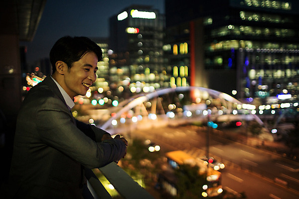 포토 JPG 남자 여유 난간 휴식 한명 미소 정장 상반신 성인 야외 옆모습 30대 기댐 한국인 발코니 도시 비즈니스맨 야간 성인남자한명만 장년남자한명만 국내포토 자연요소 1 옷 감정 뷰포인트 컨셉 비즈니스 모션 표정 사람 동양인 장년 직장인 남자한명만 성인남자만 장년남자만 파일형식