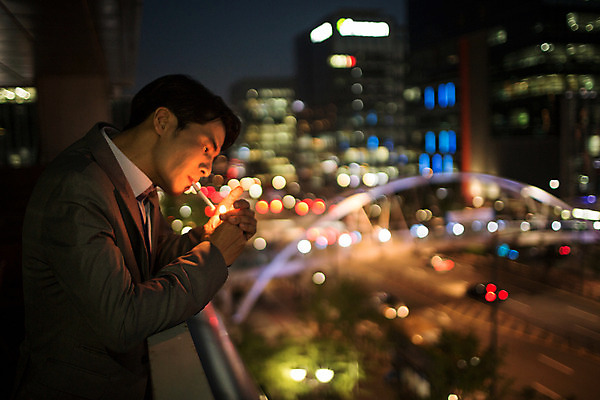 포토 JPG 남자 여유 난간 휴식 흡연 담배 한명 정장 상반신 성인 야외 옆모습 30대 기댐 한국인 발코니 도시 비즈니스맨 야간 성인남자한명만 장년남자한명만 국내포토 자연요소 1 옷 감정 뷰포인트 컨셉 비즈니스 모션 사람 동양인 장년 직장인 남자한명만 성인남자만 장년남자만 파일형식