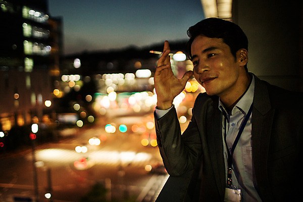 포토 JPG 남자 여유 난간 휴식 흡연 담배 한명 정장 상반신 성인 야외 앞모습 30대 기댐 한국인 발코니 도시 비즈니스맨 야간 사원증 성인남자한명만 장년남자한명만 국내포토 자연요소 1 옷 감정 뷰포인트 컨셉 비즈니스 모션 사람 동양인 장년 직장인 남자한명만 성인남자만 장년남자만 파일형식