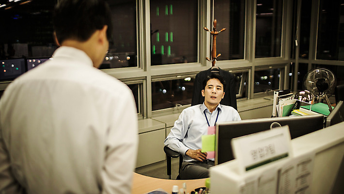 포토 JPG 남자 실내 서기 앉기 정장 상반신 성인 두명 앞모습 뒷모습 30대 사무실 한국인 짜증 비즈니스맨 상사 꾸지람 심술 괴로움 긴장 야근 성인남자만 국내포토 옷 감정 뷰포인트 비즈니스 모션 사람 동양인 내부 장년 업무 직장인 체벌 남자만 성인만 파일형식