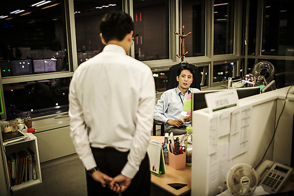 포토 JPG 남자 실내 서기 앉기 정장 상반신 성인 두명 앞모습 뒷모습 30대 사무실 한국인 짜증 비즈니스맨 상사 꾸지람 심술 괴로움 긴장 야근 성인남자만 국내포토 옷 감정 뷰포인트 비즈니스 모션 사람 동양인 내부 장년 업무 직장인 체벌 남자만 성인만 파일형식