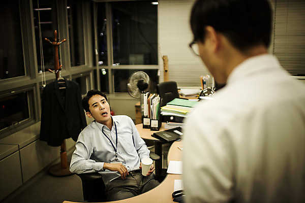 포토 JPG 남자 실내 서기 앉기 정장 상반신 성인 두명 앞모습 뒷모습 30대 사무실 한국인 짜증 비즈니스맨 상사 꾸지람 심술 괴로움 긴장 야근 성인남자만 국내포토 옷 감정 뷰포인트 비즈니스 모션 사람 동양인 내부 장년 업무 직장인 체벌 남자만 성인만 파일형식