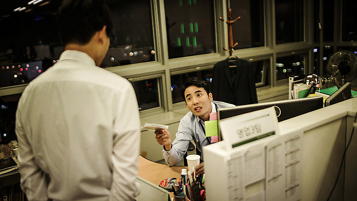 포토 JPG 남자 실내 서기 앉기 정장 상반신 성인 두명 앞모습 뒷모습 30대 사무실 한국인 짜증 비즈니스맨 상사 꾸지람 심술 괴로움 긴장 야근 성인남자만 국내포토 옷 감정 뷰포인트 비즈니스 모션 사람 동양인 내부 장년 업무 직장인 체벌 남자만 성인만 파일형식