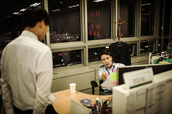 포토 JPG 남자 실내 서기 앉기 정장 상반신 성인 두명 앞모습 뒷모습 30대 사무실 한국인 짜증 비즈니스맨 상사 꾸지람 심술 괴로움 긴장 야근 성인남자만 국내포토 옷 감정 뷰포인트 비즈니스 모션 사람 동양인 내부 장년 업무 직장인 체벌 남자만 성인만 파일형식