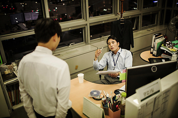 포토 JPG 남자 실내 서기 앉기 정장 상반신 성인 두명 앞모습 뒷모습 30대 사무실 한국인 짜증 비즈니스맨 상사 꾸지람 심술 괴로움 긴장 야근 성인남자만 국내포토 옷 감정 뷰포인트 비즈니스 모션 사람 동양인 내부 장년 업무 직장인 체벌 남자만 성인만 파일형식