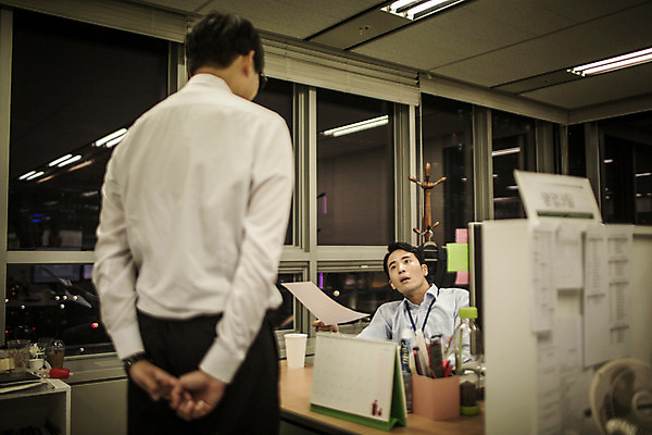 포토 JPG 남자 실내 서기 앉기 정장 상반신 성인 두명 앞모습 뒷모습 30대 사무실 한국인 짜증 비즈니스맨 상사 꾸지람 심술 괴로움 긴장 야근 성인남자만 국내포토 옷 감정 뷰포인트 비즈니스 모션 사람 동양인 내부 장년 업무 직장인 체벌 남자만 성인만 파일형식