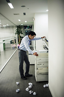 포토 JPG 전신 남자 실내 한명 서기 정장 성인 옆모습 30대 사무실 한국인 분노 짜증 비즈니스맨 좌절 인쇄기 야근 구김 종이뭉치 성인남자한명만 장년남자한명만 국내포토 1 옷 감정 종이 뷰포인트 컨셉 비즈니스 모션 사람 동양인 내부 장년 전자제품 업무 직장인 뭉치 남자한명만 성인남자만 장년남자만 파일형식