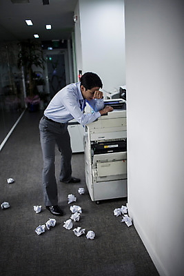 포토 JPG 전신 남자 실내 한명 서기 정장 성인 옆모습 30대 사무실 한국인 분노 짜증 비즈니스맨 좌절 인쇄기 야근 구김 종이뭉치 성인남자한명만 장년남자한명만 국내포토 1 옷 감정 종이 뷰포인트 컨셉 비즈니스 모션 사람 동양인 내부 장년 전자제품 업무 직장인 뭉치 남자한명만 성인남자만 장년남자만 파일형식