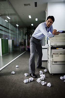 포토 JPG 전신 남자 실내 한명 서기 정장 성인 옆모습 30대 사무실 한국인 분노 짜증 비즈니스맨 좌절 인쇄기 야근 구김 종이뭉치 성인남자한명만 장년남자한명만 국내포토 1 옷 감정 종이 뷰포인트 컨셉 비즈니스 모션 사람 동양인 내부 장년 전자제품 업무 직장인 뭉치 남자한명만 성인남자만 장년남자만 파일형식