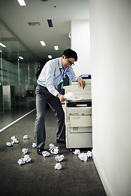 포토 JPG 전신 남자 안경 실내 한명 서기 정장 성인 옆모습 30대 사무실 한국인 분노 짜증 비즈니스맨 인쇄기 야근 구김 종이뭉치 성인남자한명만 장년남자한명만 안경낌 국내포토 1 잡화 옷 감정 종이 뷰포인트 비즈니스 모션 사람 동양인 내부 장년 전자제품 업무 직장인 뭉치 남자한명만 성인남자만 장년남자만 파일형식