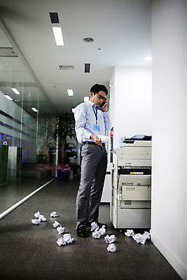 포토 JPG 전신 남자 안경 실내 한명 서기 정장 성인 옆모습 30대 사무실 한국인 분노 짜증 비즈니스맨 인쇄기 야근 사원증 구김 종이뭉치 성인남자한명만 장년남자한명만 안경낌 국내포토 1 잡화 옷 감정 종이 뷰포인트 비즈니스 모션 사람 동양인 내부 장년 전자제품 업무 직장인 뭉치 남자한명만 성인남자만 장년남자만 파일형식