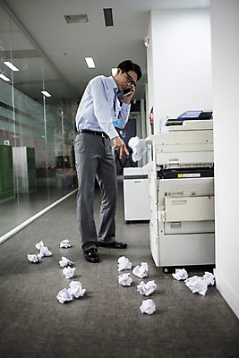 포토 JPG 전신 남자 안경 실내 한명 서기 정장 성인 옆모습 30대 스마트폰 사무실 한국인 분노 짜증 비즈니스맨 인쇄기 통화 야근 사원증 구김 종이뭉치 성인남자한명만 장년남자한명만 안경낌 국내포토 1 잡화 옷 감정 종이 뷰포인트 비즈니스 모션 사람 동양인 내부 장년 전자제품 핸드폰 스마트기기 업무 직장인 뭉치 남자한명만 성인남자만 장년남자만 파일형식