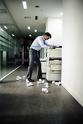 포토 JPG 전신 남자 실내 한명 서기 정장 성인 옆모습 30대 사무실 한국인 분노 짜증 비즈니스맨 인쇄기 야근 구김 종이뭉치 성인남자한명만 장년남자한명만 국내포토 1 옷 감정 종이 뷰포인트 비즈니스 모션 사람 동양인 내부 장년 전자제품 업무 직장인 뭉치 남자한명만 성인남자만 장년남자만 파일형식