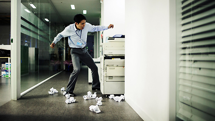 포토 JPG 전신 남자 실내 한명 서기 정장 성인 옆모습 30대 사무실 한국인 분노 짜증 비즈니스맨 인쇄기 야근 사원증 구김 종이뭉치 성인남자한명만 장년남자한명만 국내포토 1 옷 감정 종이 뷰포인트 비즈니스 모션 사람 동양인 내부 장년 전자제품 업무 직장인 뭉치 남자한명만 성인남자만 장년남자만 파일형식