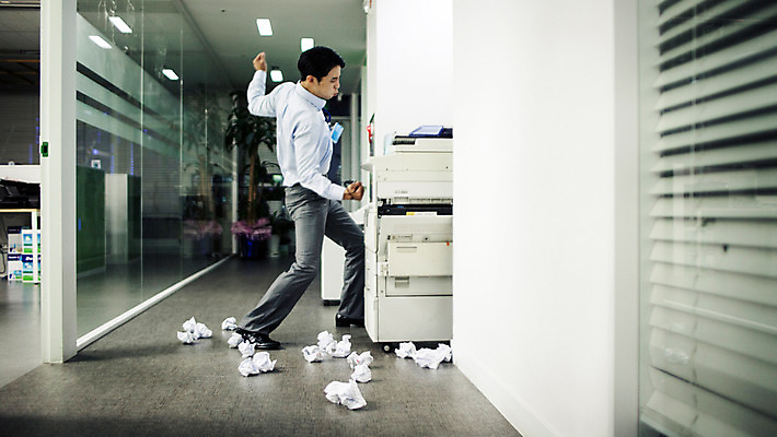 포토 JPG 전신 남자 실내 한명 서기 정장 성인 옆모습 30대 사무실 한국인 분노 짜증 비즈니스맨 인쇄기 야근 사원증 구김 종이뭉치 성인남자한명만 장년남자한명만 국내포토 1 옷 감정 종이 뷰포인트 비즈니스 모션 사람 동양인 내부 장년 전자제품 업무 직장인 뭉치 남자한명만 성인남자만 장년남자만 파일형식