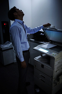 포토 JPG 남자 실내 한명 서기 상반신 성인 옆모습 30대 사무실 어둠 한국인 분노 짜증 비즈니스맨 좌절 인쇄기 야근 사원증 성인남자한명만 장년남자한명만 국내포토 1 감정 뷰포인트 컨셉 비즈니스 모션 사람 동양인 내부 장년 전자제품 업무 직장인 남자한명만 성인남자만 장년남자만 파일형식