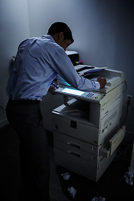 포토 JPG 남자 실내 한명 서기 상반신 성인 뒷모습 30대 사무실 어둠 한국인 분노 짜증 비즈니스맨 좌절 인쇄기 야근 성인남자한명만 장년남자한명만 국내포토 1 감정 뷰포인트 컨셉 비즈니스 모션 사람 동양인 내부 장년 전자제품 업무 직장인 남자한명만 성인남자만 장년남자만 파일형식