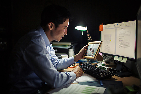 포토 JPG 남자 실내 한명 미소 앉기 정장 상반신 성인 옆모습 30대 사무실 어둠 한국인 업무 비즈니스맨 가족사진 그리움 야근 위로 성인남자한명만 장년남자한명만 국내포토 1 옷 감정 뷰포인트 비즈니스 가족 모션 표정 사람 동양인 내부 장년 작업 직장인 남자한명만 성인남자만 장년남자만 파일형식 단체사진