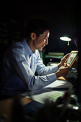 포토 JPG 남자 실내 한명 미소 앉기 정장 상반신 성인 옆모습 30대 사무실 어둠 한국인 업무 비즈니스맨 가족사진 그리움 야근 위로 성인남자한명만 장년남자한명만 국내포토 1 옷 감정 뷰포인트 비즈니스 가족 모션 표정 사람 동양인 내부 장년 작업 직장인 남자한명만 성인남자만 장년남자만 파일형식 단체사진