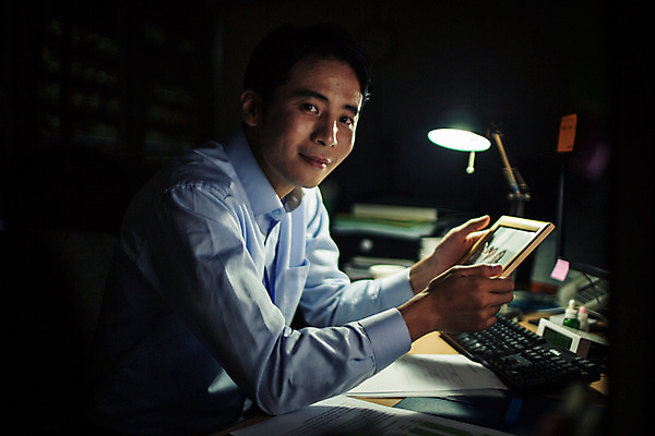 포토 JPG 남자 실내 한명 앉기 정장 상반신 성인 옆모습 30대 사무실 어둠 한국인 업무 비즈니스맨 가족사진 그리움 야근 위로 성인남자한명만 장년남자한명만 국내포토 1 옷 감정 뷰포인트 비즈니스 가족 모션 사람 동양인 내부 장년 작업 직장인 남자한명만 성인남자만 장년남자만 파일형식 단체사진