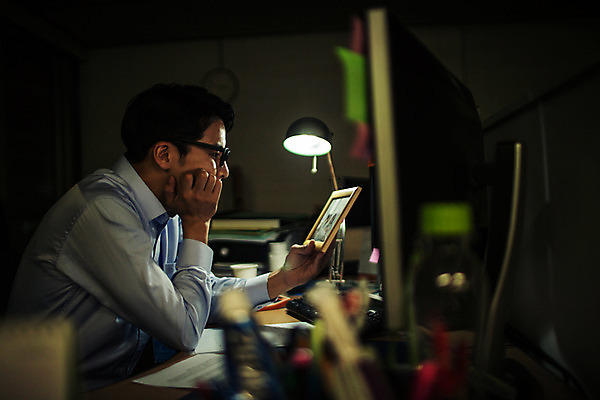 포토 JPG 남자 안경 실내 한명 앉기 정장 상반신 성인 옆모습 30대 사무실 어둠 턱괴기 한국인 업무 비즈니스맨 지루함 가족사진 열정 야근 워커홀릭 성인남자한명만 장년남자한명만 안경낌 국내포토 1 잡화 옷 감정 뷰포인트 비즈니스 가족 모션 사람 동양인 내부 장년 작업 직장인 남자한명만 성인남자만 장년남자만 파일형식 단체사진