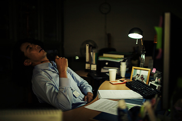 포토 JPG 남자 휴식 실내 한명 앉기 정장 상반신 성인 옆모습 30대 사무실 파이팅 기댐 어둠 주먹 한국인 업무 비즈니스맨 야근 사원증 성인남자한명만 장년남자한명만 국내포토 1 옷 뷰포인트 컨셉 비즈니스 모션 사람 동양인 내부 장년 작업 직장인 남자한명만 성인남자만 장년남자만 파일형식