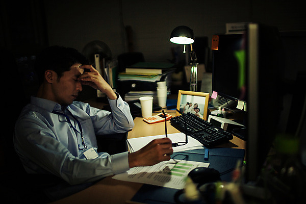 포토 JPG 남자 안경 휴식 실내 한명 앉기 정장 상반신 성인 옆모습 30대 사무실 어둠 한국인 업무 비즈니스맨 고민 야근 사원증 성인남자한명만 장년남자한명만 눈비비기 국내포토 1 잡화 옷 감정 뷰포인트 컨셉 비즈니스 모션 사람 동양인 내부 장년 작업 직장인 남자한명만 성인남자만 장년남자만 파일형식