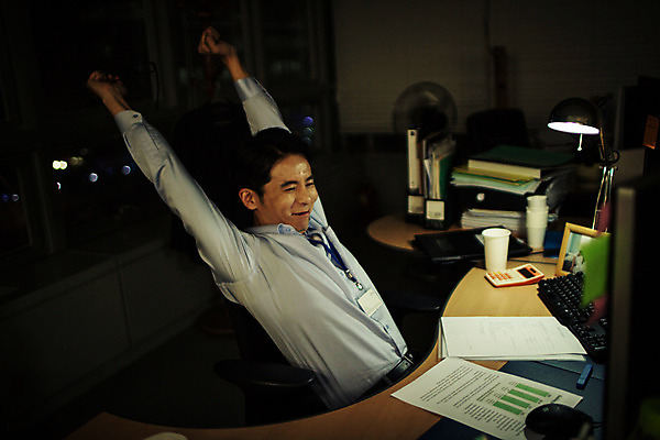 포토 JPG 남자 휴식 실내 한명 앉기 정장 상반신 성인 옆모습 30대 사무실 어둠 기쁨 한국인 업무 비즈니스맨 완료 기지개 야근 사원증 성인남자한명만 장년남자한명만 국내포토 1 옷 감정 뷰포인트 컨셉 비즈니스 모션 사람 동양인 내부 장년 작업 직장인 남자한명만 성인남자만 장년남자만 파일형식