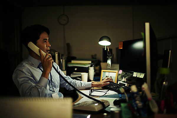 포토 JPG 남자 실내 한명 앉기 정장 상반신 성인 옆모습 30대 사무실 어둠 한국인 업무 비즈니스맨 지루함 유선전화기 열정 통화 야근 사원증 워커홀릭 성인남자한명만 장년남자한명만 국내포토 1 옷 감정 뷰포인트 비즈니스 모션 사람 동양인 내부 장년 작업 직장인 전화기 남자한명만 성인남자만 장년남자만 파일형식