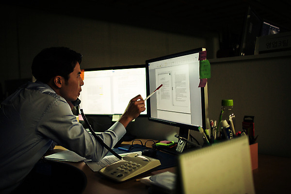 포토 JPG 남자 실내 한명 들기 앉기 정장 상반신 성인 옆모습 30대 사무실 볼펜 어둠 한국인 업무 비즈니스맨 지루함 유선전화기 열정 통화 야근 워커홀릭 성인남자한명만 장년남자한명만 국내포토 1 옷 감정 뷰포인트 비즈니스 모션 사람 동양인 내부 장년 펜 작업 직장인 전화기 남자한명만 성인남자만 장년남자만 파일형식