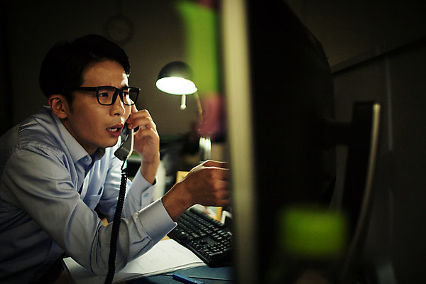 포토 JPG 남자 안경 실내 한명 앉기 정장 상반신 성인 옆모습 30대 사무실 어둠 한국인 업무 비즈니스맨 지루함 유선전화기 열정 통화 야근 워커홀릭 성인남자한명만 장년남자한명만 안경낌 국내포토 1 잡화 옷 감정 뷰포인트 비즈니스 모션 사람 동양인 내부 장년 작업 직장인 전화기 남자한명만 성인남자만 장년남자만 파일형식