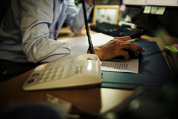 포토 JPG 남자 실내 한명 들기 앉기 정장 상반신 성인 옆모습 30대 사무실 볼펜 어둠 한국인 업무 비즈니스맨 지루함 유선전화기 열정 야근 워커홀릭 국내포토 1 옷 감정 뷰포인트 비즈니스 모션 사람 동양인 내부 장년 펜 작업 직장인 전화기 파일형식