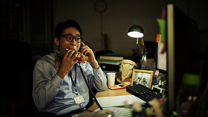 포토 JPG 남자 안경 실내 한명 앉기 정장 상반신 성인 앞모습 30대 사무실 어둠 한국인 햄버거 업무 비즈니스맨 지루함 먹기 유선전화기 열정 통화 야근 사원증 워커홀릭 성인남자한명만 장년남자한명만 안경낌 국내포토 1 잡화 옷 감정 뷰포인트 비즈니스 모션 패스트푸드 사람 동양인 내부 장년 작업 직장인 전화기 남자한명만 성인남자만 장년남자만 파일형식