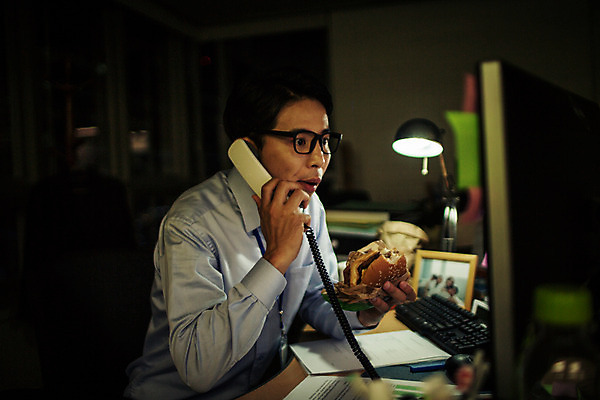 포토 JPG 남자 안경 실내 한명 앉기 정장 상반신 성인 옆모습 30대 사무실 어둠 한국인 햄버거 업무 비즈니스맨 지루함 먹기 유선전화기 열정 통화 야근 사원증 워커홀릭 성인남자한명만 장년남자한명만 안경낌 국내포토 1 잡화 옷 감정 뷰포인트 비즈니스 모션 패스트푸드 사람 동양인 내부 장년 작업 직장인 전화기 남자한명만 성인남자만 장년남자만 파일형식