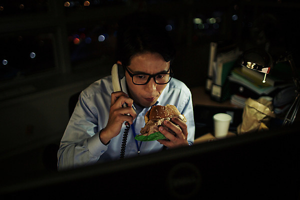 포토 JPG 남자 안경 실내 한명 앉기 정장 상반신 성인 앞모습 30대 사무실 어둠 한국인 햄버거 업무 비즈니스맨 지루함 먹기 유선전화기 열정 통화 야근 워커홀릭 성인남자한명만 장년남자한명만 안경낌 국내포토 1 잡화 옷 감정 뷰포인트 비즈니스 모션 패스트푸드 사람 동양인 내부 장년 작업 직장인 전화기 남자한명만 성인남자만 장년남자만 파일형식