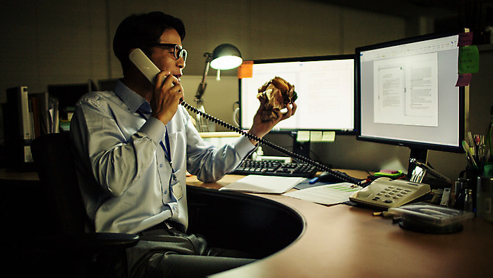 포토 JPG 남자 안경 실내 한명 앉기 정장 상반신 성인 옆모습 30대 사무실 어둠 한국인 햄버거 업무 비즈니스맨 지루함 먹기 유선전화기 열정 통화 야근 사원증 워커홀릭 성인남자한명만 장년남자한명만 안경낌 국내포토 1 잡화 옷 감정 뷰포인트 비즈니스 모션 패스트푸드 사람 동양인 내부 장년 작업 직장인 전화기 남자한명만 성인남자만 장년남자만 파일형식