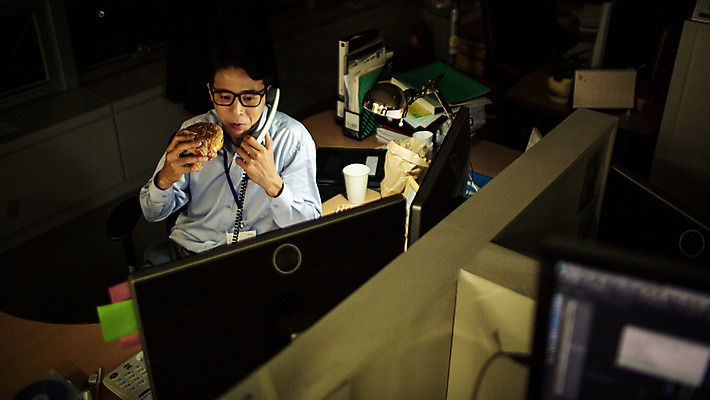 포토 JPG 남자 안경 실내 한명 앉기 정장 상반신 성인 앞모습 30대 사무실 어둠 한국인 햄버거 업무 비즈니스맨 지루함 먹기 유선전화기 열정 통화 야근 사원증 워커홀릭 성인남자한명만 장년남자한명만 안경낌 국내포토 1 잡화 옷 감정 뷰포인트 비즈니스 모션 패스트푸드 사람 동양인 내부 장년 작업 직장인 전화기 남자한명만 성인남자만 장년남자만 파일형식