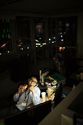 포토 JPG 남자 안경 실내 한명 앉기 정장 상반신 성인 앞모습 30대 사무실 어둠 한국인 햄버거 업무 비즈니스맨 지루함 먹기 유선전화기 열정 통화 야근 사원증 워커홀릭 성인남자한명만 장년남자한명만 안경낌 국내포토 1 잡화 옷 감정 뷰포인트 비즈니스 모션 패스트푸드 사람 동양인 내부 장년 작업 직장인 전화기 남자한명만 성인남자만 장년남자만 파일형식