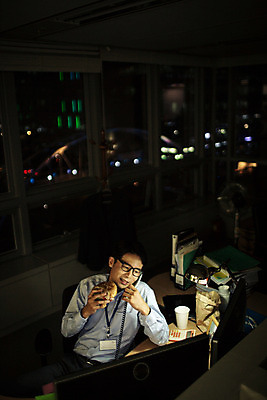 포토 JPG 남자 안경 실내 한명 앉기 정장 상반신 성인 앞모습 30대 사무실 어둠 한국인 햄버거 업무 비즈니스맨 지루함 먹기 유선전화기 열정 통화 야근 사원증 워커홀릭 성인남자한명만 장년남자한명만 안경낌 국내포토 1 잡화 옷 감정 뷰포인트 비즈니스 모션 패스트푸드 사람 동양인 내부 장년 작업 직장인 전화기 남자한명만 성인남자만 장년남자만 파일형식