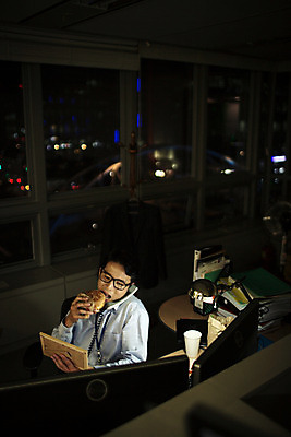 포토 JPG 응시 남자 안경 실내 한명 앉기 정장 상반신 성인 30대 사무실 어둠 한국인 햄버거 업무 비즈니스맨 지루함 먹기 유선전화기 가족사진 열정 통화 야근 워커홀릭 성인남자한명만 장년남자한명만 안경낌 국내포토 1 시선 잡화 옷 감정 비즈니스 가족 모션 패스트푸드 사람 동양인 내부 장년 작업 직장인 전화기 남자한명만 성인남자만 장년남자만 파일형식 단체사진