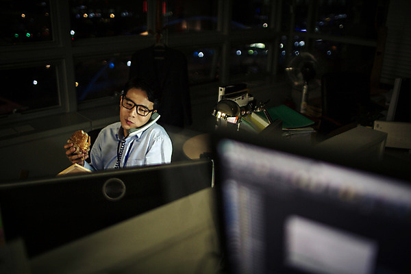 포토 JPG 남자 안경 실내 한명 앉기 정장 상반신 성인 30대 사무실 어둠 한국인 햄버거 업무 비즈니스맨 지루함 먹기 유선전화기 열정 통화 야근 워커홀릭 성인남자한명만 장년남자한명만 안경낌 국내포토 1 잡화 옷 감정 비즈니스 모션 패스트푸드 사람 동양인 내부 장년 작업 직장인 전화기 남자한명만 성인남자만 장년남자만 파일형식